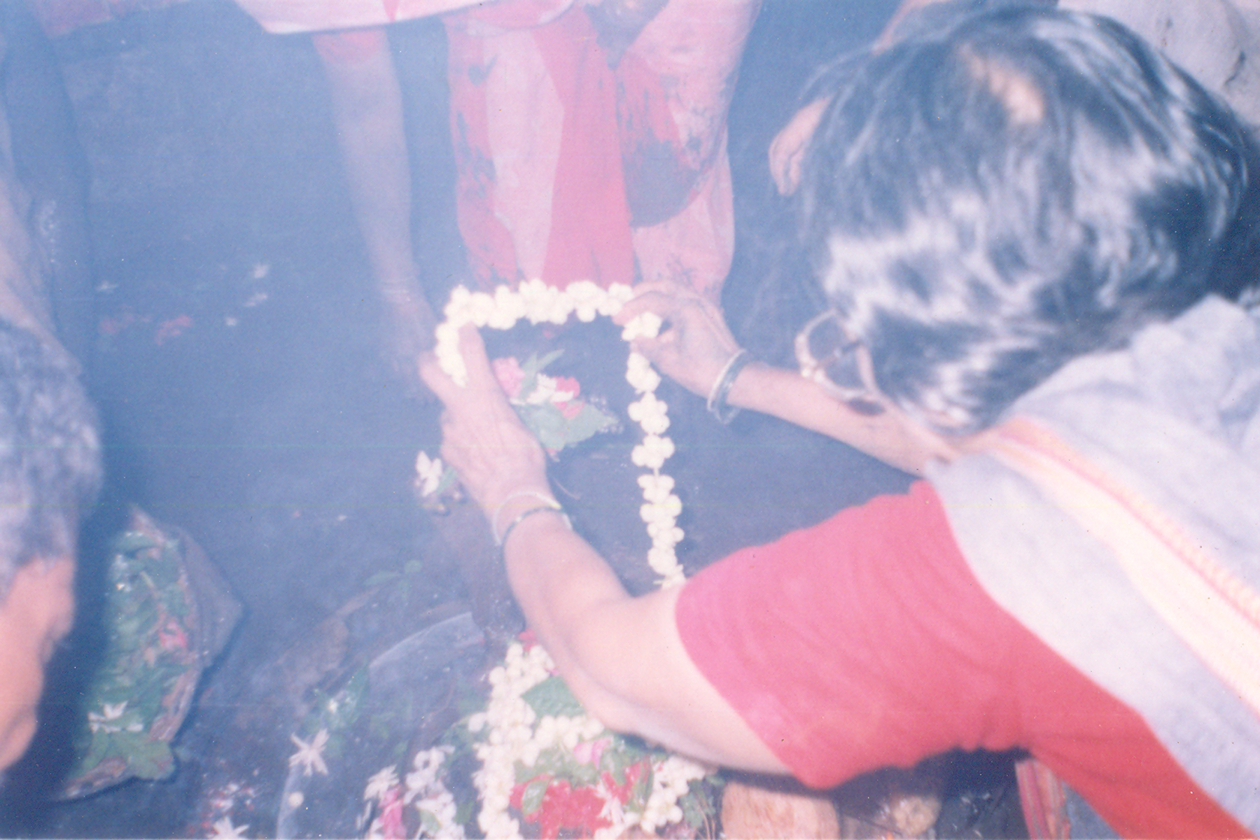 Late Sadhana tai Amte offering puja in the historically significant Shulpaneshwar temple as it resurfaces in a derelict state after submerges in the Sardar Sarovar Dam waters in village Manibeli, Maharashtra, Photo credit_NBA