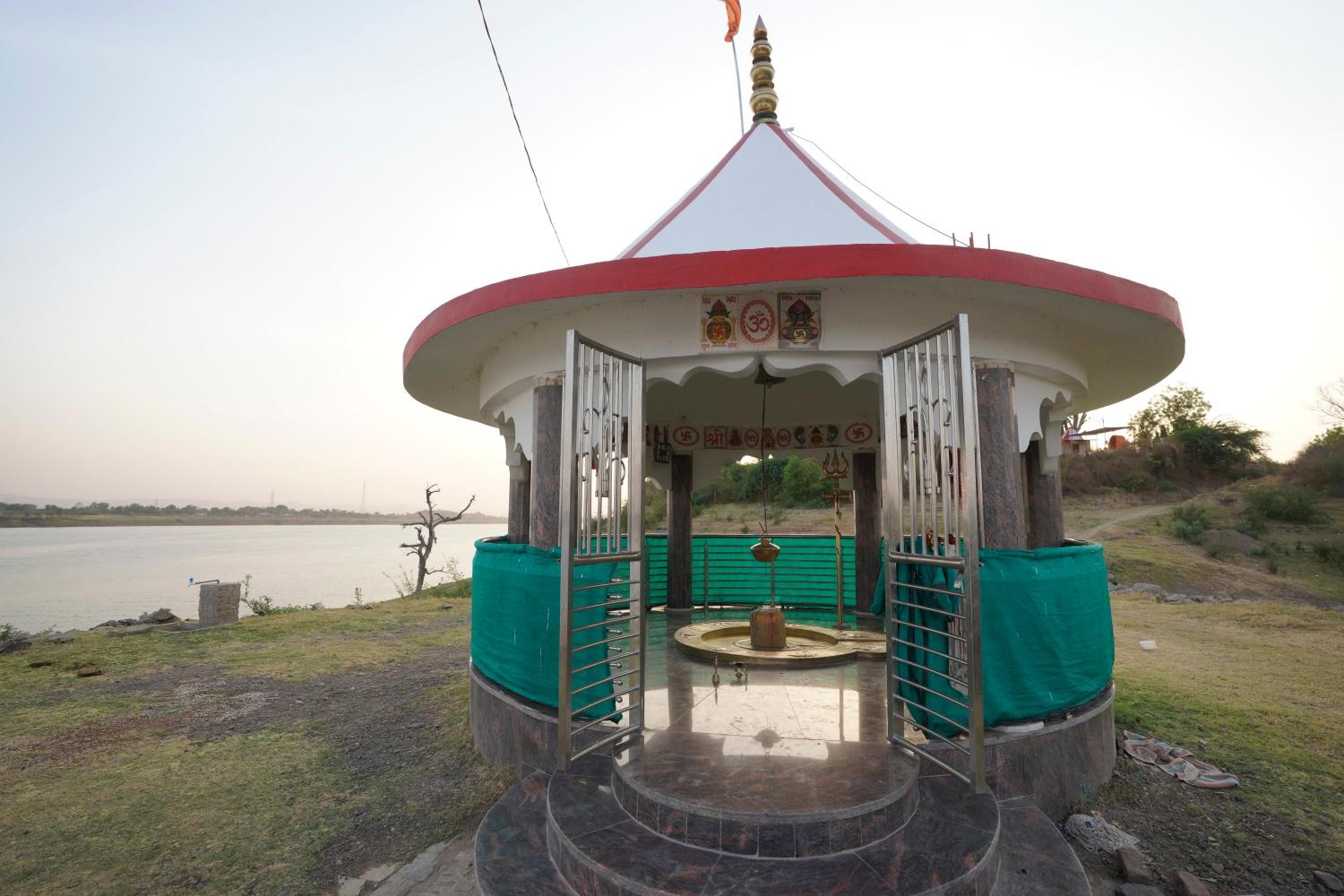 Bagnath temples at village Ekalbara in Madhya Pradesh that gets surrounded by Sardar Sarovar dam waters and remains inaccessible till reservoir waters recede, Photo credit_ Rohit Jain for Oral History Narmada
