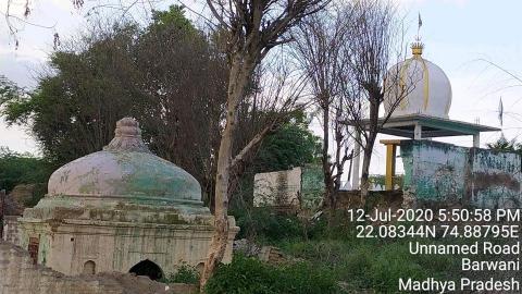 Damaged Mosque and a temple at village Chikhalda in Madhya Pradesh as it resurfaces as the Sardar Sarovar Dam waters recede, Photo credit_ Rehmat