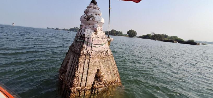 Guru Dattatreya temple complex submerged in Sardar Sarovar Dam waters in village Chikhalda, Madhya Pradesh, Photo credit_ Nandini Oza
