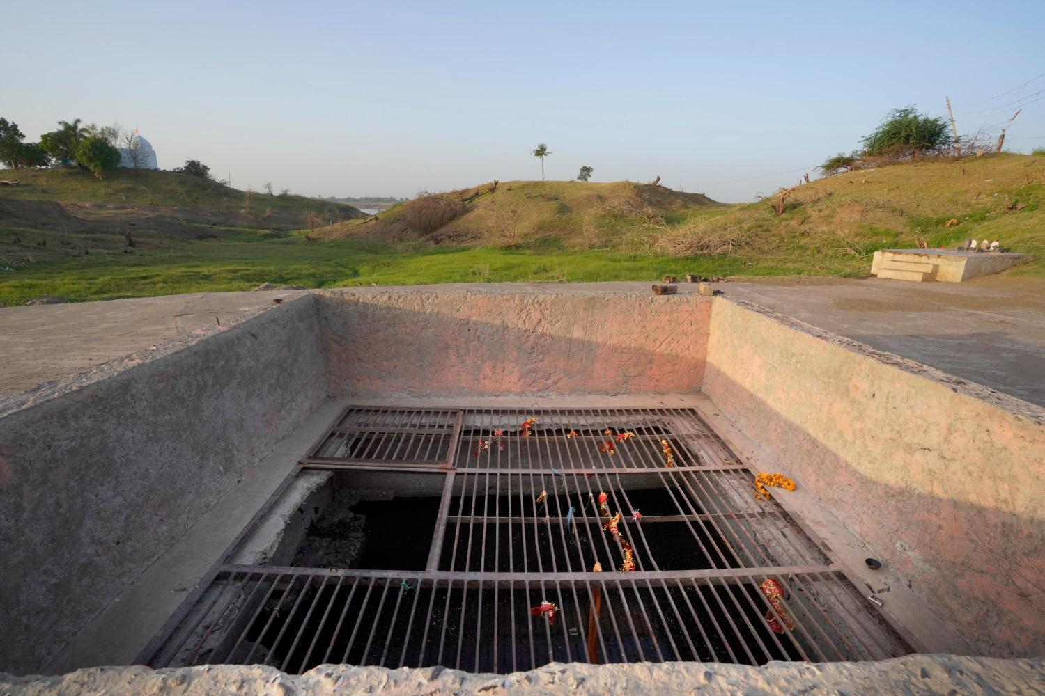 Holy Gangakund in village Gangli in Madhya Pradesh, submerges in the Sardar Sarovar Dam waters and resurfaces when the dam waters recede, Photo credit_ Rohit Jain for Oral History Narmada