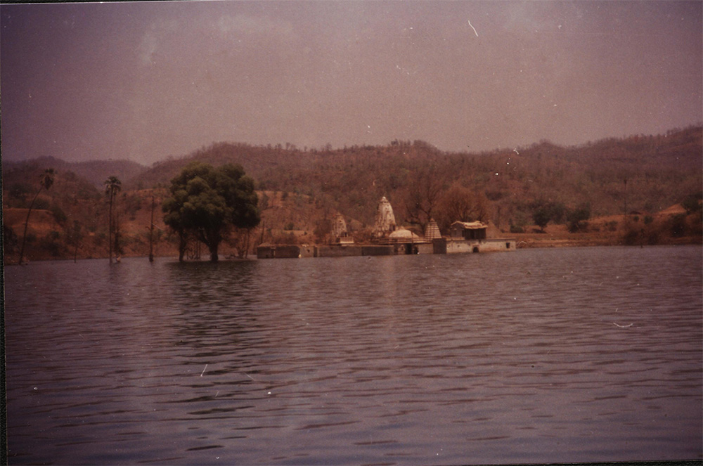 Historically significant Suhlpaneshwar temple submerged in the Sardar Sarovar Dam waters in village Manibeli, Maharashtra, Photo credit_ NBA