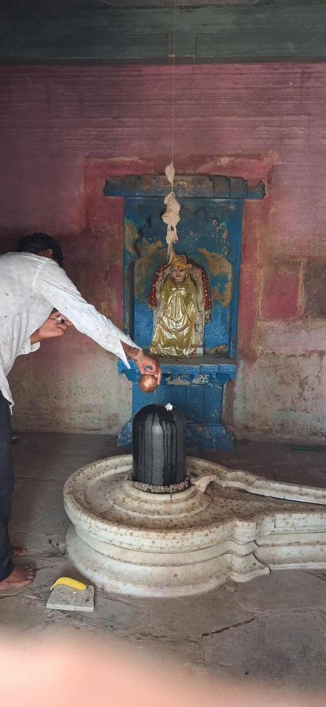 People clean in order to worship and offer puja to the resurfaced Shivlinga and Parvati from the temple complex that submerges every year in the Sardar Sarovar Dam waters at village Chikhalda in Madhya Pradesh, Photo credit_ Nandini Oza