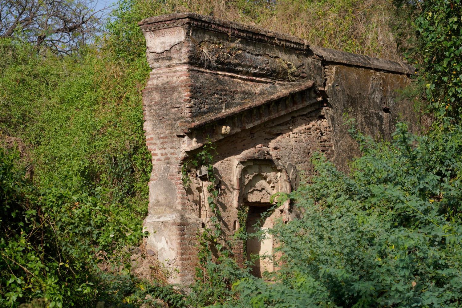 Remnants of Jain Derasar_ temple that gets partially submerged in the Sardar Sarovar Dam waters in village Gangli in Madhya Pradesh, Photo credit_ Rohit Jain for Oral History Narmada (1)