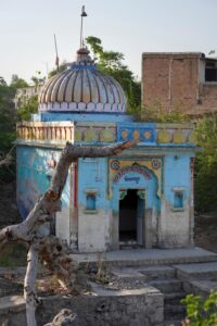 Remnants of Nilkanth Mahadev temple resurfaced from Sardar Sarovar Dam waters in Nisarpur Village in Madhya Pradesh, Photo Credit_ Rohit Jain for Oral History Narmada(1)