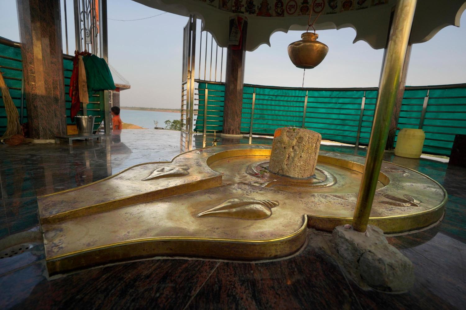 Shivlinga under submergence in the Jagnath temple at village Ekalbara, Madhya Pradesh, which resurfaces as Sardar Sarovar Dam waters recede, Photo Credit_ Rohit Jain for Oral History Narmada