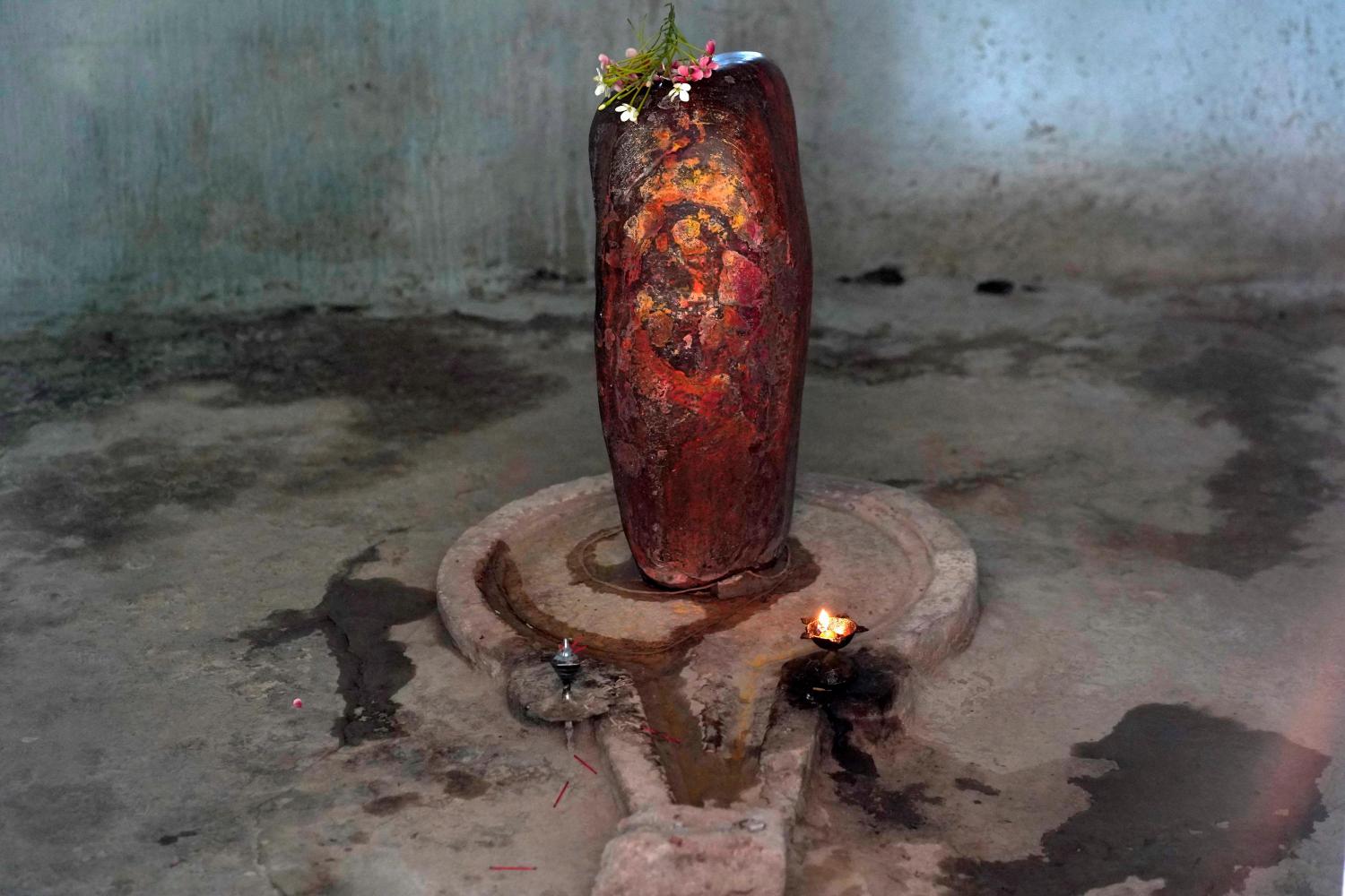 Shivling in Badkeshwar Mahadev temple complex in village Gangli that gets surrounded by Sardar Sarovar Dam waters, Photo credit_ Rohit Jain for Oral History Narmada